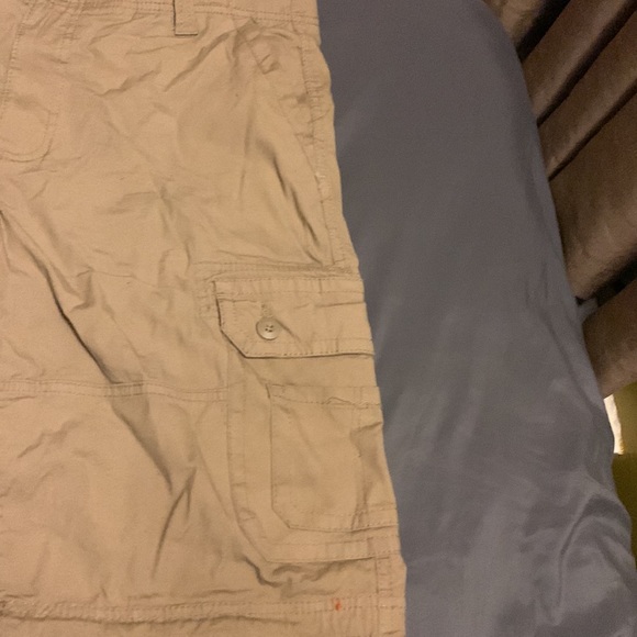 Tan cargo shorts - Picture 3 of 4